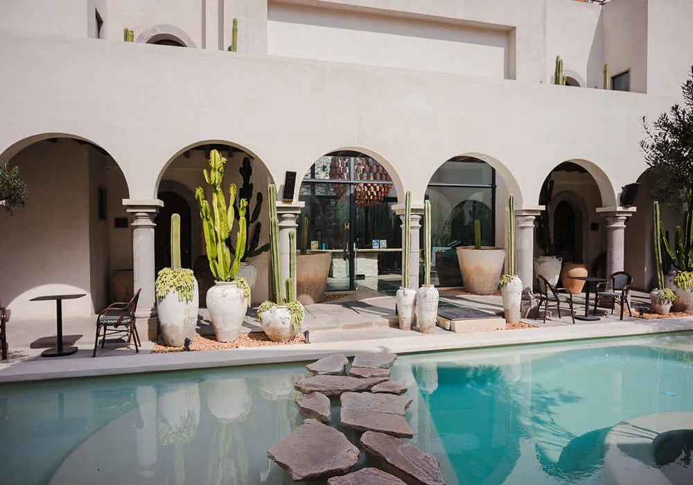 Patio interior Amatte — arquitectura Wabi-Sabi