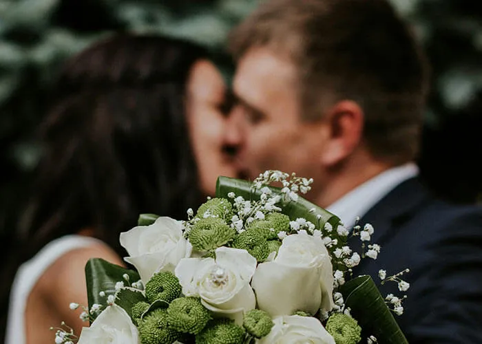 Boda en Amatte — Novios con ramo